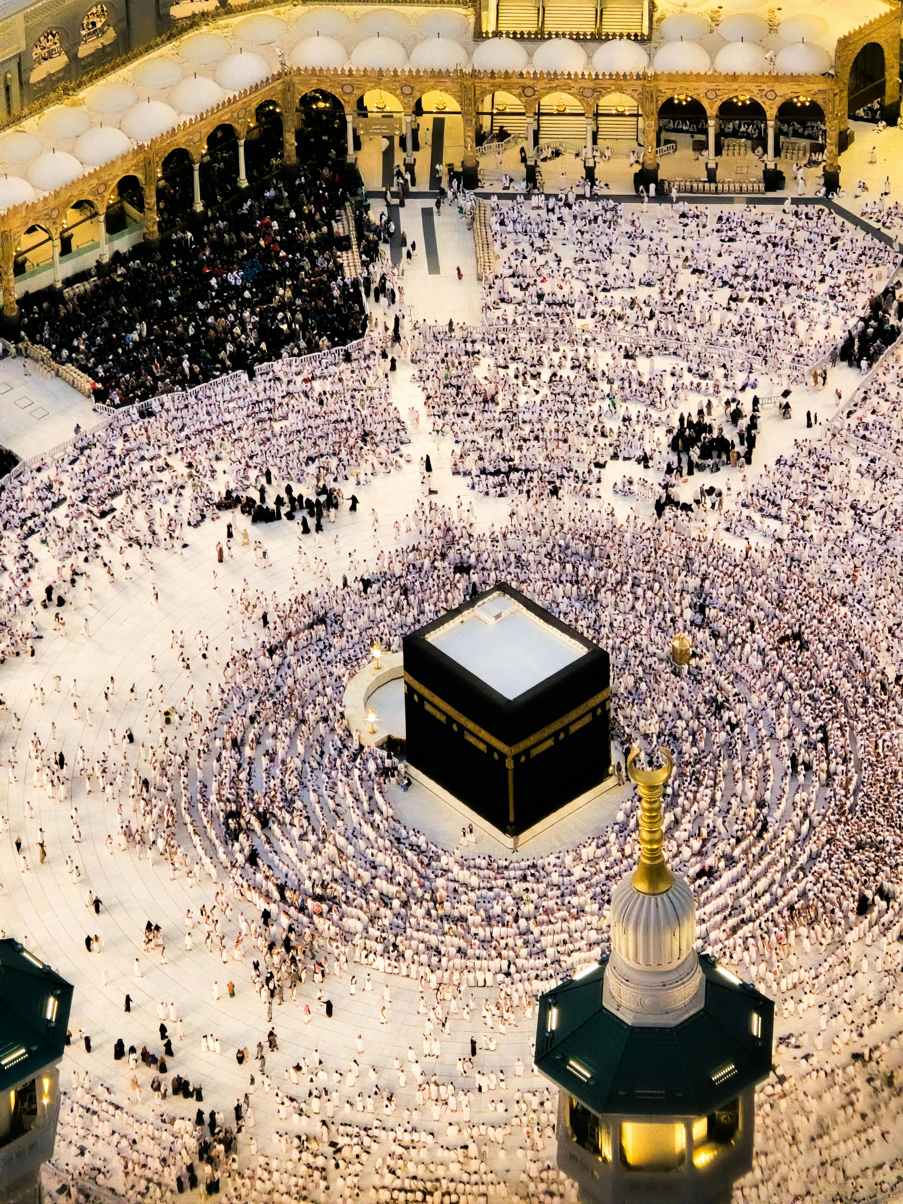 Jamaah tawaf mengelilingi Kabah di Masjidil Haram