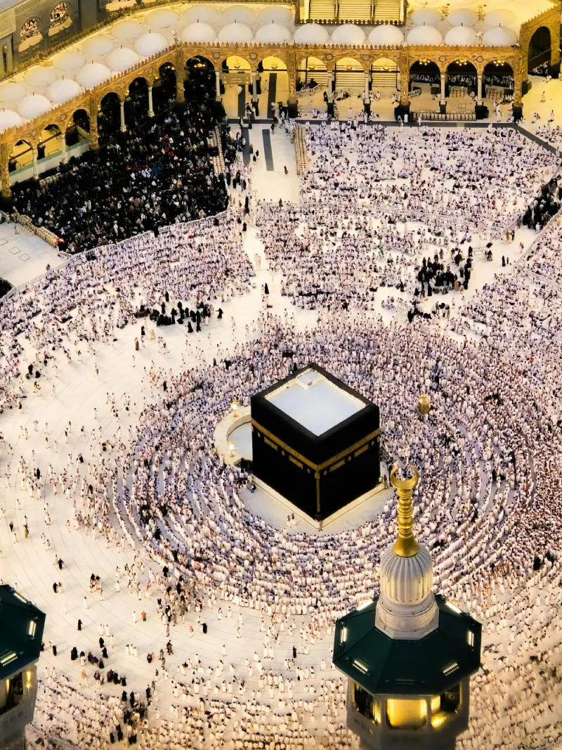 Jamaah tawaf mengelilingi Kabah di Masjidil Haram